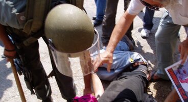 2006_againstthewall